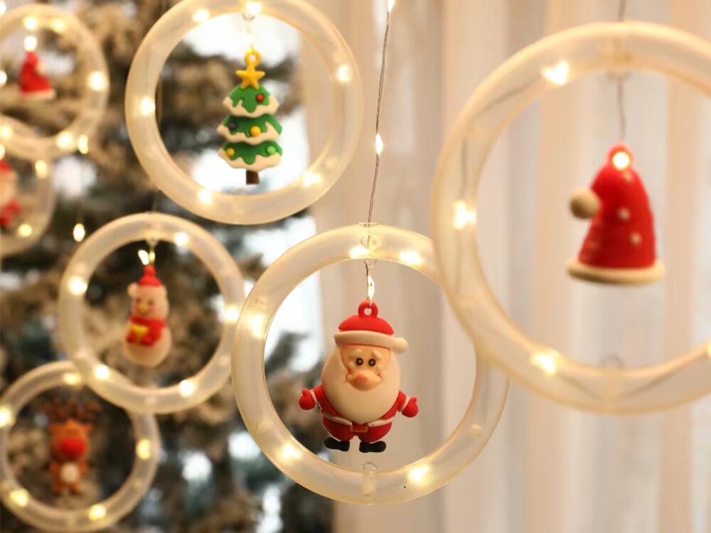 LAMPKI ŚWIĄTECZNE BELINE ZESTAW 10 SZTUK OKRĄGŁY LED, światło, święta, magia, ciepło, w tle rozwieszone lampki LED, zbliżenie na 1 z lampek z zestawu