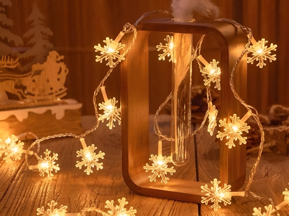 LAMPKI CHOINKOWE BELINE LED 10M 80 LAMPEK CIEPŁE BIAŁE ZASILANE 3XAA EHD-LS06, światło, LED, ciepło, święta, lampki w drewnianej aranżacji oświetlają blat stołu