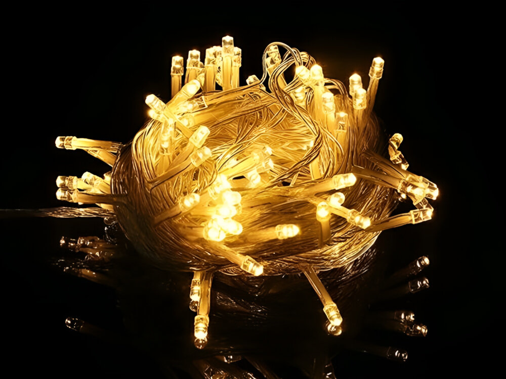 LAMPKI CHOINKOWE BELINE LED 10M 100 LAMPEK CIEPŁE BIAŁE EHD-LS03, ciepło, kolor, wygoda, święta, lampki zwinięte w kulkę święcą na ciemnym tle