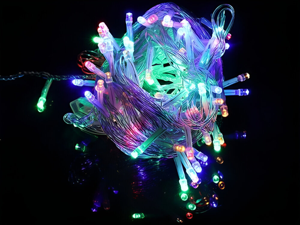 LAMPKI CHOINKOWE BELINE LED 5M 50 LAMPEK WIELOKOLOROWE ZASILANE 3XAA EHD-LS02, ciepło, kolor, wygoda, święta, lampki zwinięte w kulkę święcą na ciemnym tle