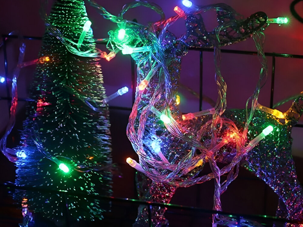 LAMPKI CHOINKOWE BELINE LED 5M 50 LAMPEK WIELOKOLOROWE ZASILANE 3XAA EHD-LS02, długość, wielokolorowe, tryby, stały, pulsacyjny, lampki zwieszone na ozdobie z renifera w pokoju