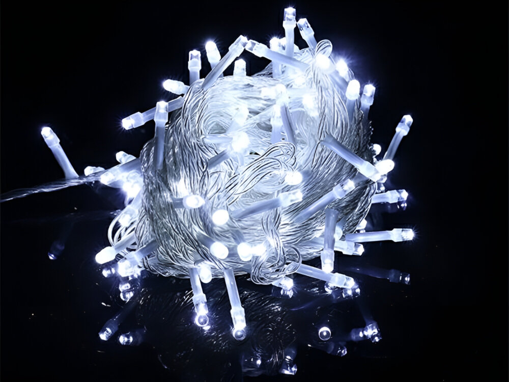 Lampki choinkowe LED BELINE EHD-LS01 5 m Bateryjne, zimne, barwa, kolor, charakter, lampki zwinięte w kulkę świecą na czarnym tle