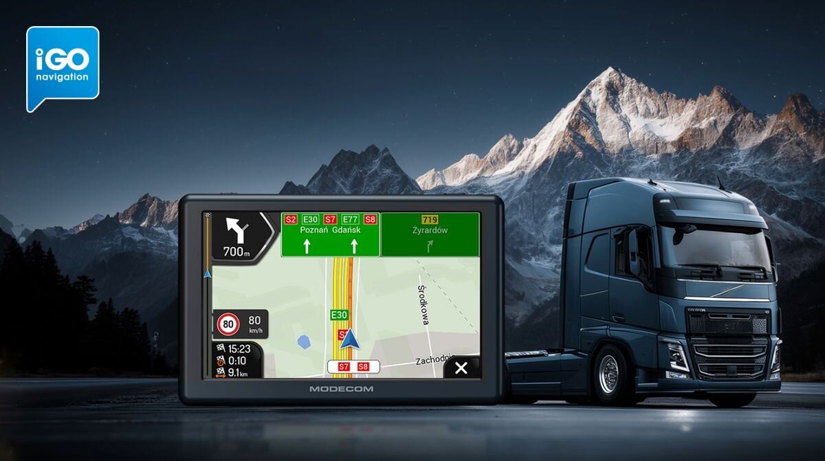 Obraz przedstawia nawigację samochodową MODECOM z wyświetlaczem pokazującym mapę z trasą do Poznania i Gdańska oraz ciężarówkę na tle górskiego krajobrazu. W lewym górnym rogu widoczne jest logo \'iGO navigation\'.