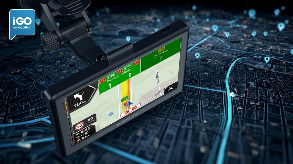 Obraz przedstawia nawigację samochodową z wyświetlaczem pokazującym mapę z trasą do Poznania i Gdańska. W lewym górnym rogu widoczne jest logo \'iGO navigation\'.