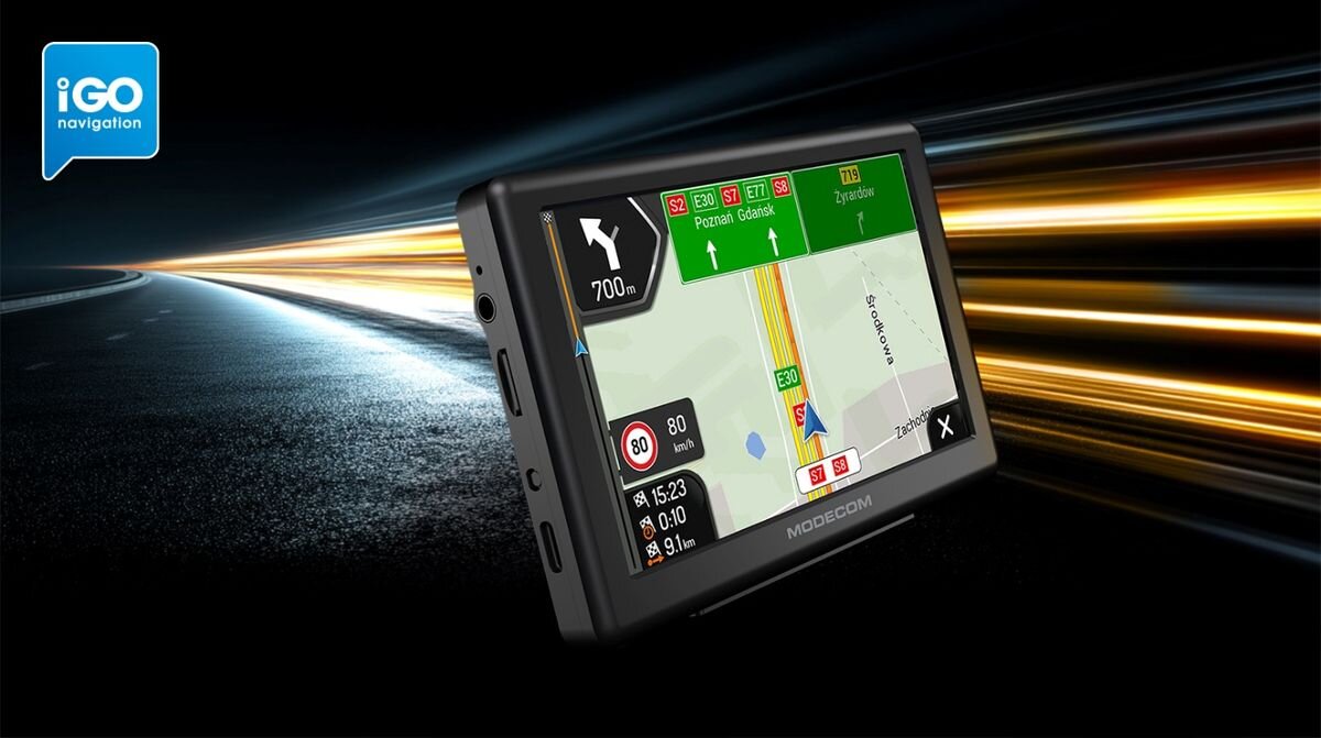 Obraz przedstawia urządzenie nawigacyjne z wyświetlaczem pokazującym mapę i trasę. W tle widoczna jest droga z efektem świetlnym, a w lewym górnym rogu znajduje się logo \'iGO navigation\'.