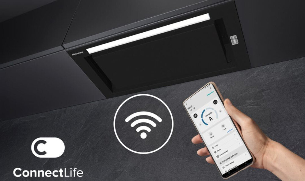 Czarny okap kuchenny z panelem sterowania, obok którego znajduje się ręka trzymająca smartfon z aplikacją. Na obrazie widoczne jest logo \'ConnectLife\' oraz symbol Wi-Fi.