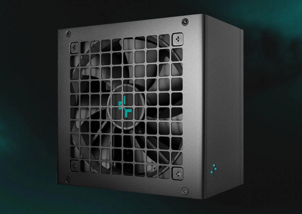 Komputer MAD DOG DEEPCOOL-A17DR64 Czarny zasilacz z widocznym dużym wentylatorem osłoniętym kratką o kwadratowym wzorze, na środku znajduje się małe turkusowe logo, zasilacz, moc, sprawność
