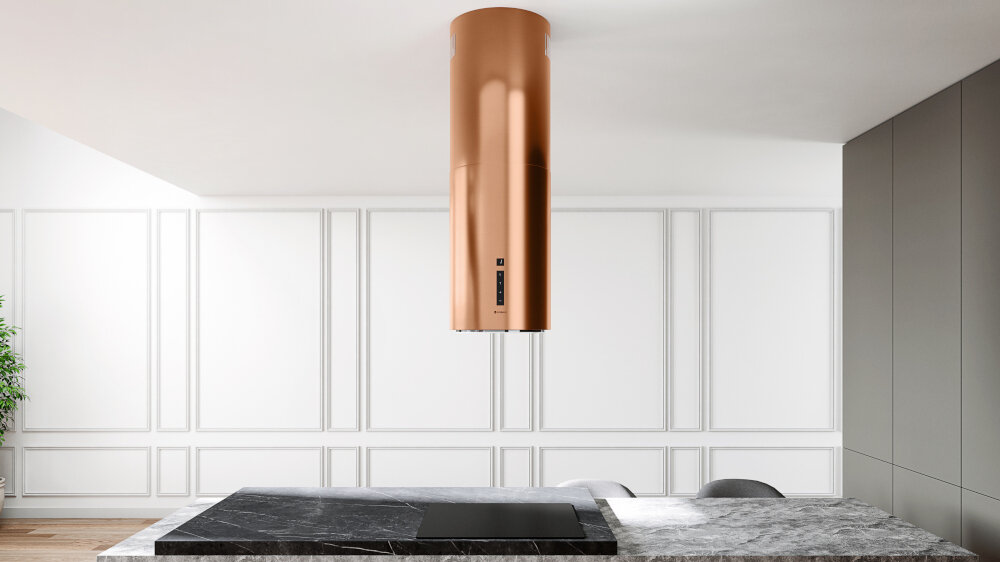 Okap GLOBALO Heweno Isola 39.2 Miedziany mat Zdjęcie przedstawia tę samą kuchnię z innej perspektywy, ukazując efektowny okap kuchenny zawieszony nad płytą indukcyjną na wyspie kuchennej. W tle widać duże okna z panoramicznym widokiem na miasto salon połączony z kuchnią, co podkreśla przestronność i styl wnętrza wyciąg pochłaniacz wentylacja oczyszczanie powietrza obieg zamknięty elegancki design