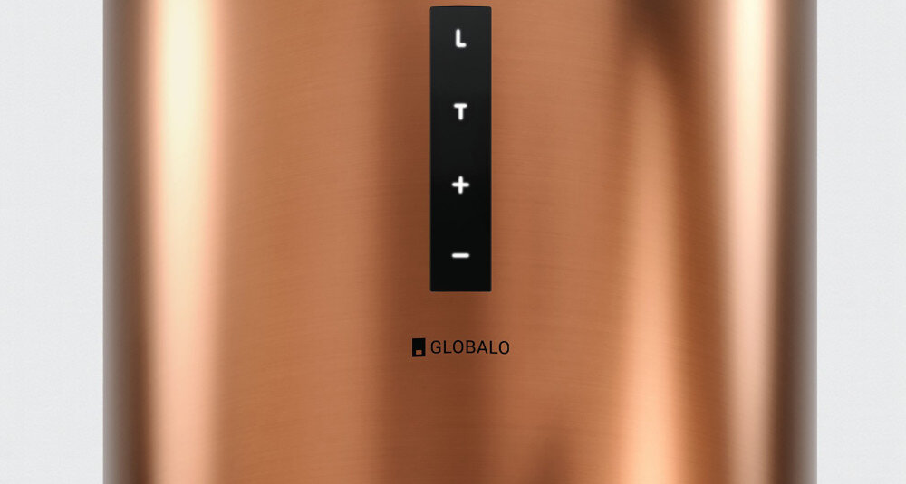 Okap GLOBALO Heweno Isola 39.2 Miedziany mat Zdjęcie ukazuje zbliżenie na centralny panel sterowania okapu kuchennego GLOBALO. Widać dotykowe przyciski: L (oświetlenie), T (timer), + i − (zmiana poziomów mocy), co podkreśla styl i intuicyjność obsługi urządzenia oraz minimalistyczny charakter designu sterowanie elektroniczne panel przedni łatwa obsługa intuicyjny panel szybka regulacja mocy wygodna obsługa okap sterowanie proste sterowanie kuchnia