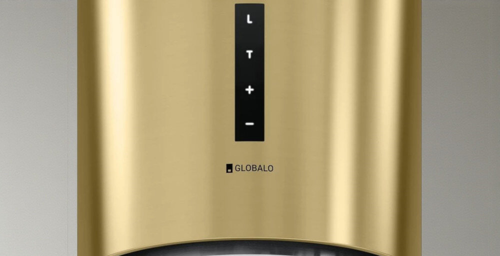 Okap GLOBALO Heweno Isola 39.2 Złoty mat Zdjęcie ukazuje zbliżenie na centralny panel sterowania złotego okapu kuchennego GLOBALO. Widać dotykowe przyciski: L (oświetlenie), T (timer), + i − (zmiana poziomów mocy), co podkreśla styl i intuicyjność obsługi urządzenia oraz minimalistyczny charakter designu sterowanie elektroniczne panel przedni łatwa obsługa intuicyjny panel szybka regulacja mocy wygodna obsługa okap sterowanie proste sterowanie kuchnia