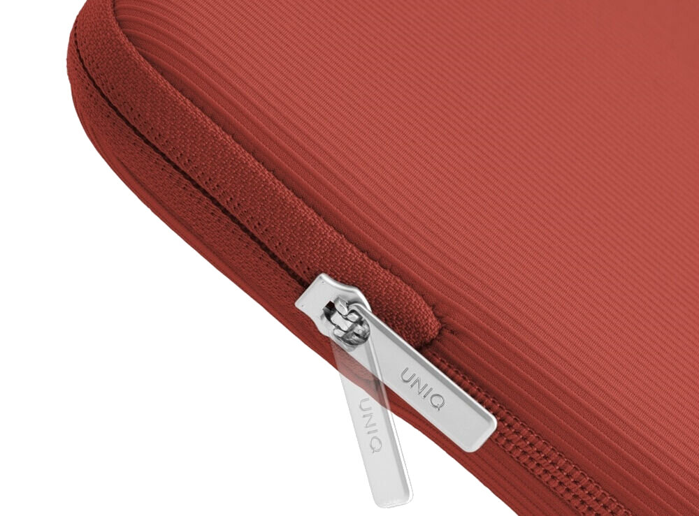 Torba na laptopa UNIQ Cyprus Ridge Edition 14 cali Czerwony, bezpieczeństwo, styl, design, wygląd, osoba otwiera torbę rozsuwając zamek torby stojącej na drewnianym blacie
