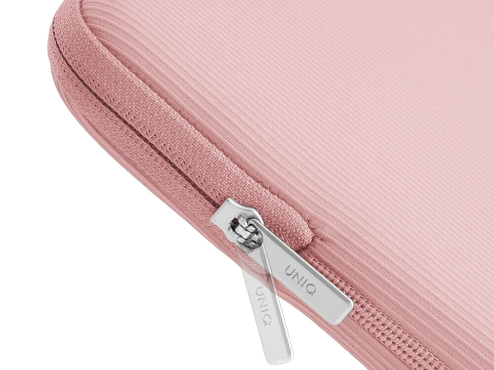 Torba na laptopa UNIQ Cyprus Ridge Edition 14 cali Różowy, bezpieczeństwo, styl, design, wygląd, osoba otwiera torbę rozsuwając zamek torby stojącej na drewnianym blacie