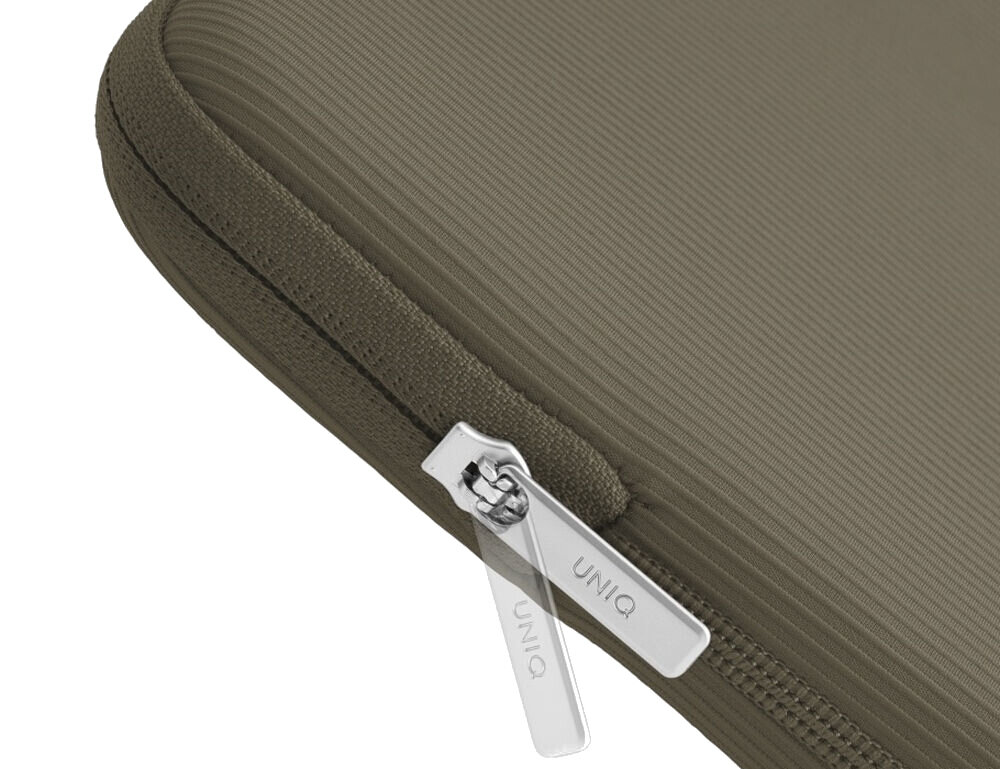 Torba na laptopa UNIQ Cyprus Ridge Edition 14 cali Zielony, bezpieczeństwo, styl, design, wygląd, osoba otwiera torbę rozsuwając zamek torby stojącej na drewnianym blacie