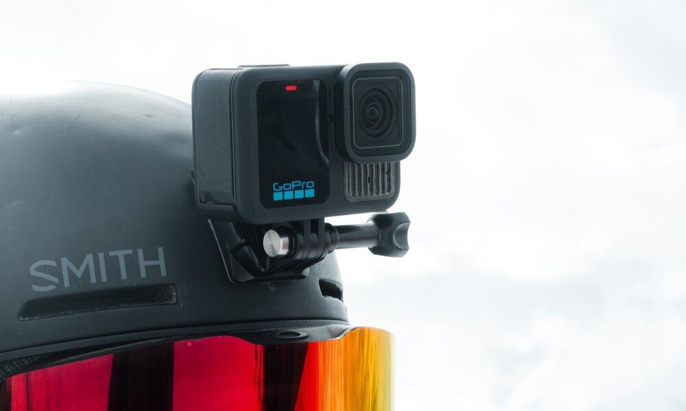 Kamera sportowa zamontowana na kasku z widocznym logo \'GoPro\'. Kask ma napis \'SMITH\' i posiada przyciemnianą szybkę.
