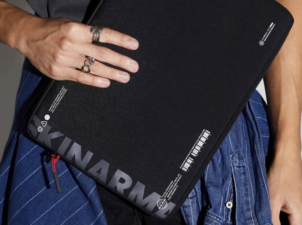 Torba na laptopa SKINARMA Fardel 14 cali Czarny zbliżenie na etui trzymane w dłoni połączenie stylu i technologii