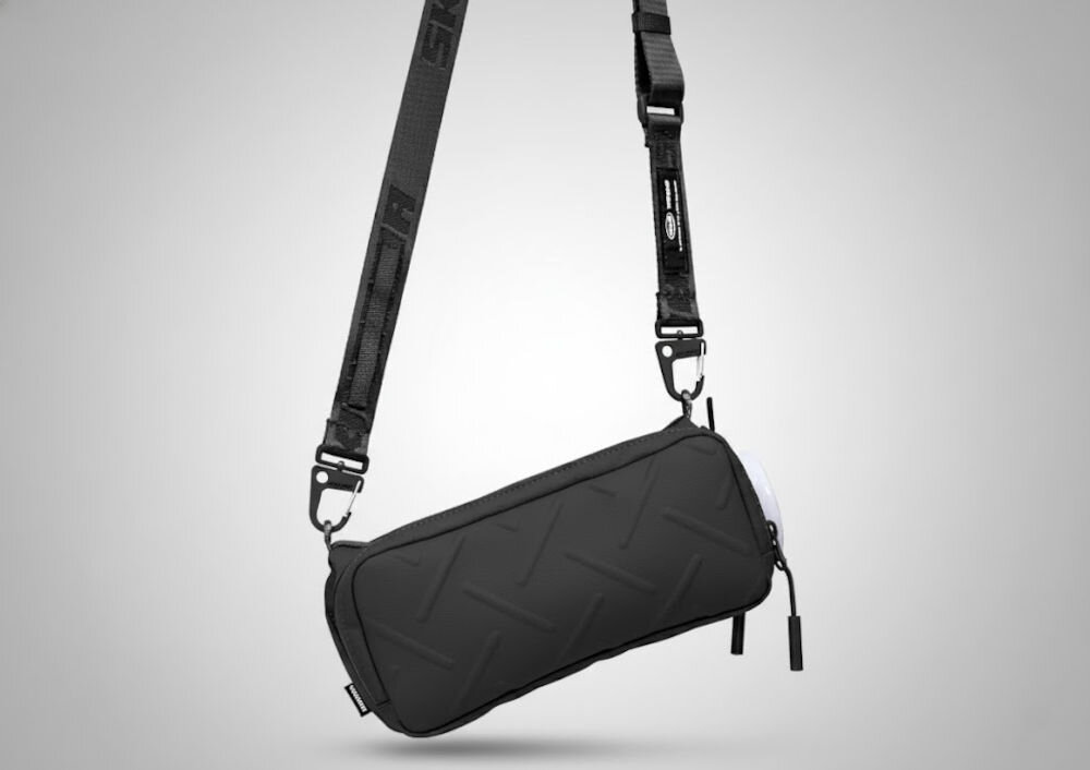 Torebka na telefon SKINARMA Juno Czarny prezentacja wiszącej torebki w powietrzu na szarym tle