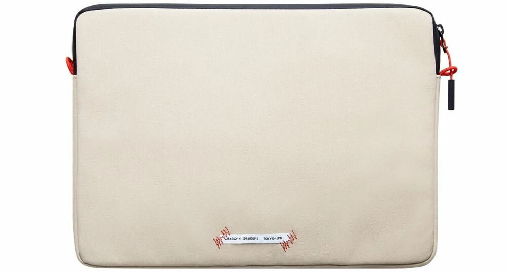 Torba na laptopa SKINARMA Fardel 14 cali Kość słoniowa prezentacja etui na białym tle elegancja praktyczność wyraziste logo podróż praca ochrona urządzenia