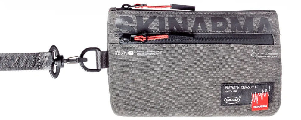 Torebka na telefon SKINARMA Fardel Oliwkowy prezentacja torebki na białym tle połączenie stylu i technologii singapurska marka