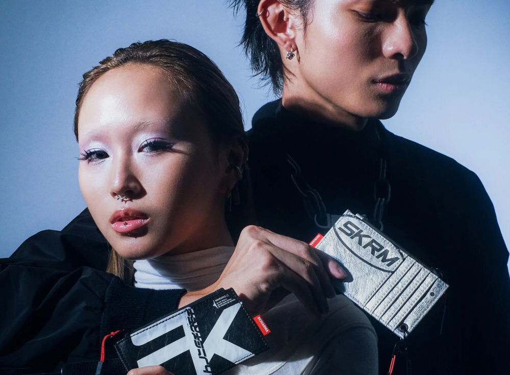 Torebka na telefon SKINARMA Comet Srebrny prezentacja torebki w dwóch wersjach kolorystycznych trzymane w dłoniach przez osoby