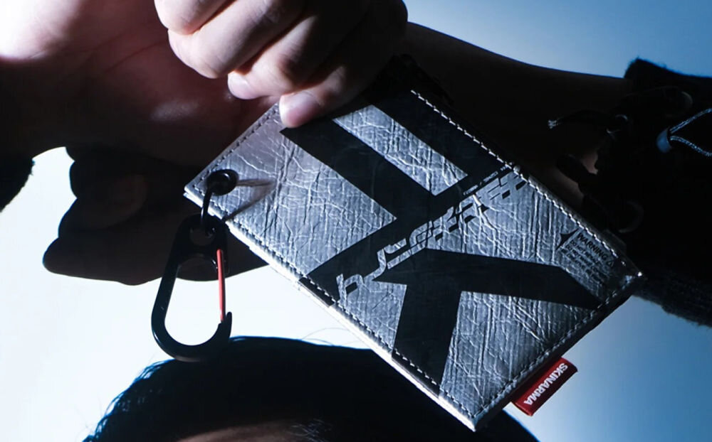 Torebka na telefon SKINARMA Comet Srebrny prezentacja torebki trzymanej w dłoni połączenie stylu i technologii singapurska marka