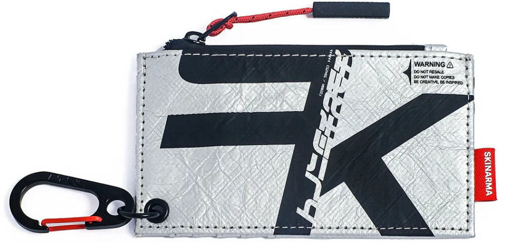 Torebka na telefon SKINARMA Comet Srebrny prezentacja torebki na białym tle wodoodporny materiał DuPont Tyvek z odblaskową fakturą odporność na rozdarcia