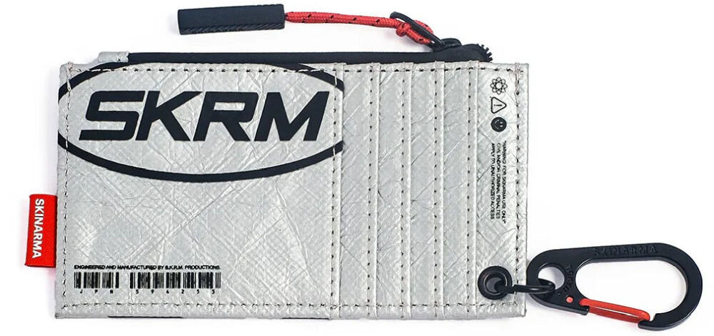 Torebka na telefon SKINARMA Comet Srebrny prezentacja torebki na białym tle kieszenie wodoodporny materiał rzeczy są bezpieczne solidne karabińczyki