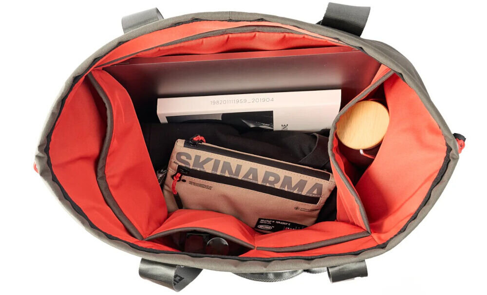 Torba SKINARMA Fardel Oliwkowy prezentacja torby na białym tle pokazanie wnętrza z kieszeniami uchwyty antypoślizgowe wewnętrzne kieszenie utrzymanie porządku system ściągania na sznurek komfort noszenia