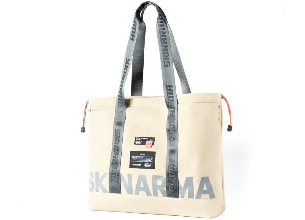 Torba SKINARMA Fardel Kość słoniowa prezentacja torby na białym tle moda i technologia funkcjonalność
