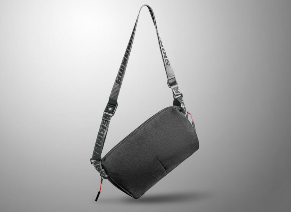 Torebka Crossbody SKINARMA Fardel Czarny prezentacja torebki wiszącej w powietrzu na szarym tle