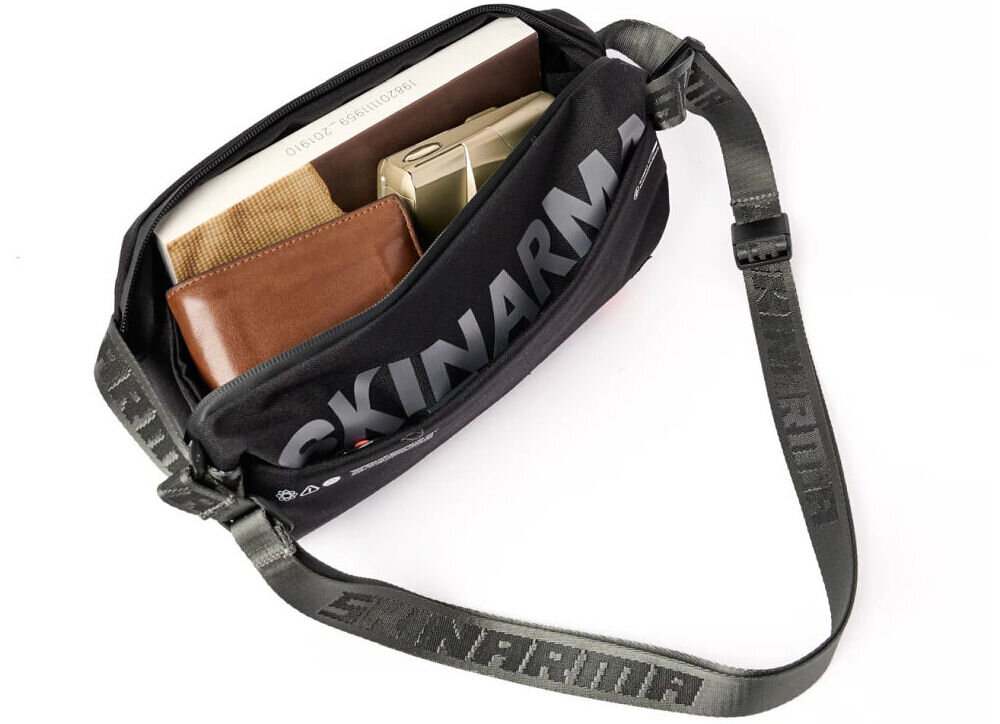 Torebka Crossbody SKINARMA Fardel Czarny prezentacja otwartej torebki na białym tle przemyślana konstrukcja i kieszenie praktyczność