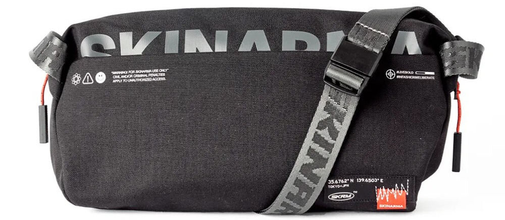 Torebka Crossbody SKINARMA Fardel Czarny prezentacja torebki na białym tle połączenie stylu i technologii