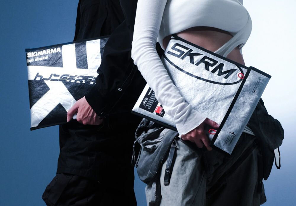 Torba na laptopa SKINARMA Comet 14 cali Srebrny prezentacja torby w dwóch wersjach kolorystycznych osoby trzymające torby