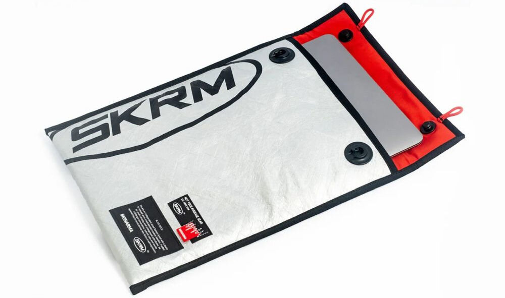 Torba na laptopa SKINARMA Comet 14 cali Srebrny prezentacja torby na białym tle wodoodporny trwałość materiał DuPont™ Tyvek® odporny na rozdarcia wodę zabrudzenia papierowa faktura odblaskowe wykończenie