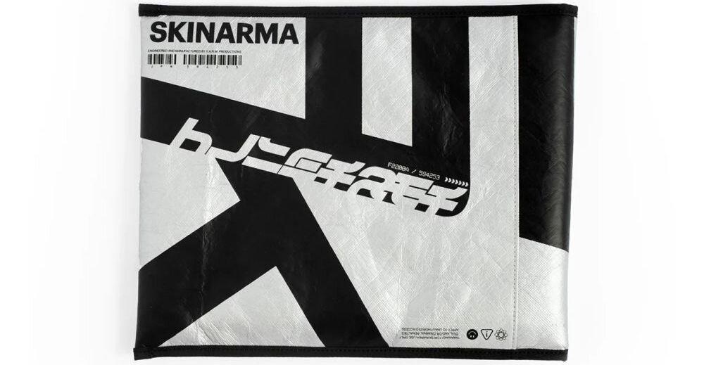 Torba na laptopa SKINARMA Comet 14 cali Srebrny prezentacja torby na białym tle magnetyczne zamknięcie kopertowe bezpieczne zamykanie otwieranie magnesy neodymowe ochrona podróż