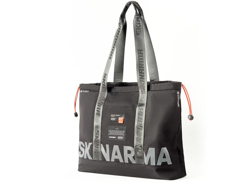 Torba SKINARMA Fardel Czarny prezentacja torby na białym tle moda i technologia funkcjonalność