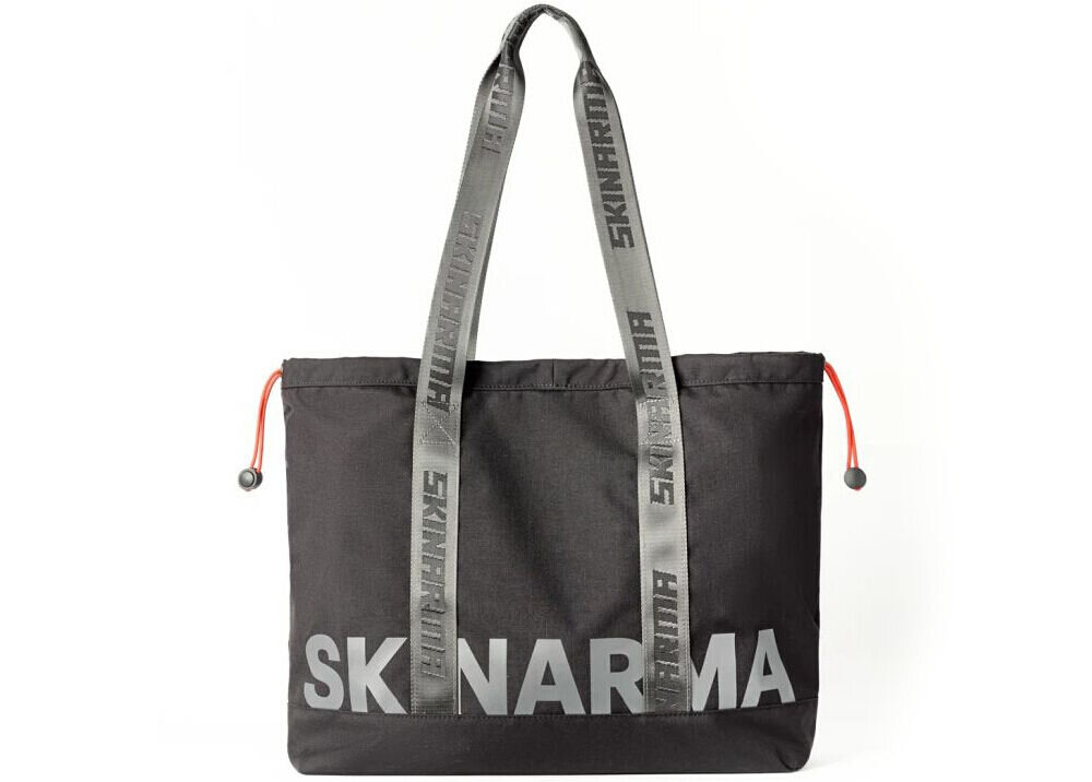 Torba SKINARMA Fardel Czarny prezentacja torby na białym tle wodoodporna konstrukcja i solidne wykończenie ochrona amortyzacja usztywnione dno stabilność