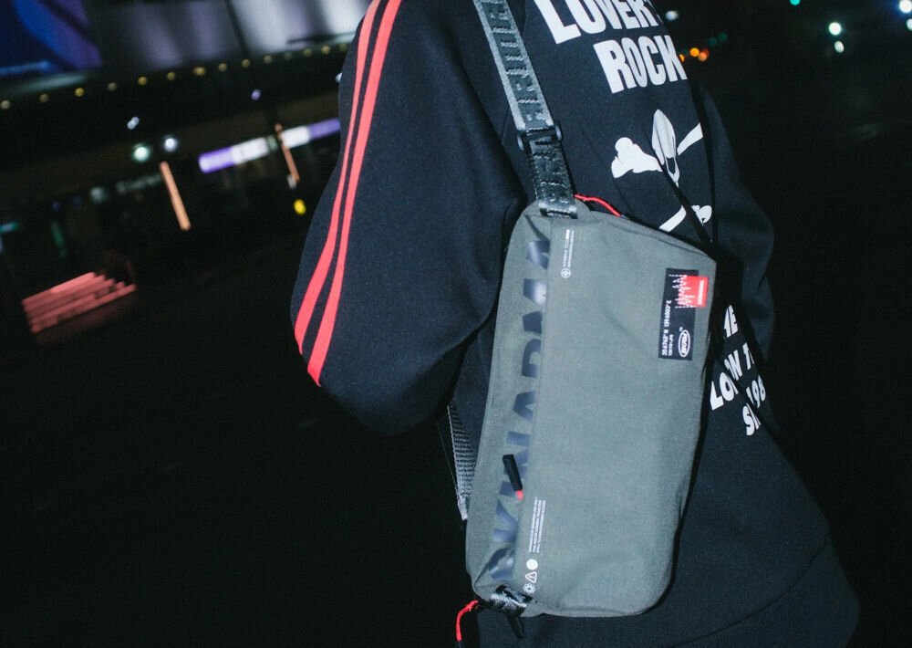 Torebka Crossbody SKINARMA Fardel Oliwkowy torebka założona na ramię osoby na ciemnym tle