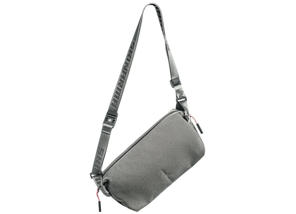 Torebka Crossbody SKINARMA Fardel Oliwkowy prezentacja wiszącej w powietrzu torebki na białym tle połączenie stylu i technologii