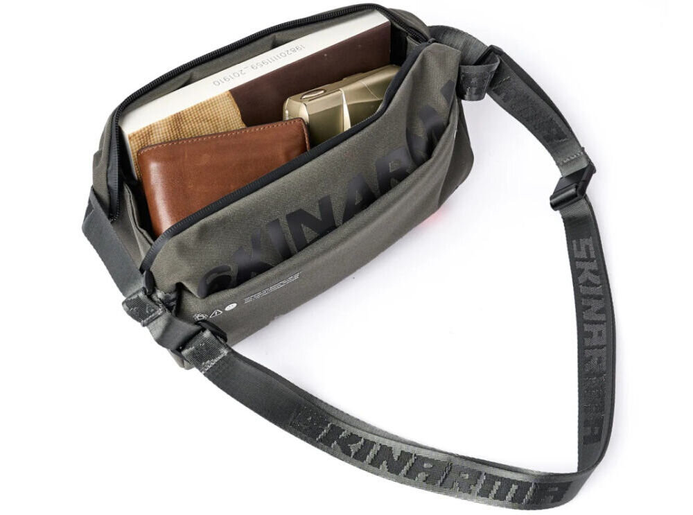 Torebka Crossbody SKINARMA Fardel Oliwkowy prezentacja otwartej torebki na białym tle przemyślana konstrukcja i kieszenie praktyczność