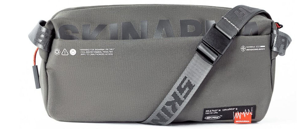 Torebka Crossbody SKINARMA Fardel Oliwkowy prezentacja torebki na białym tle wodoodporna tkanina i magnetyczne zapięcie lekka konstrukcja waga wygoda noszenia praktyczność