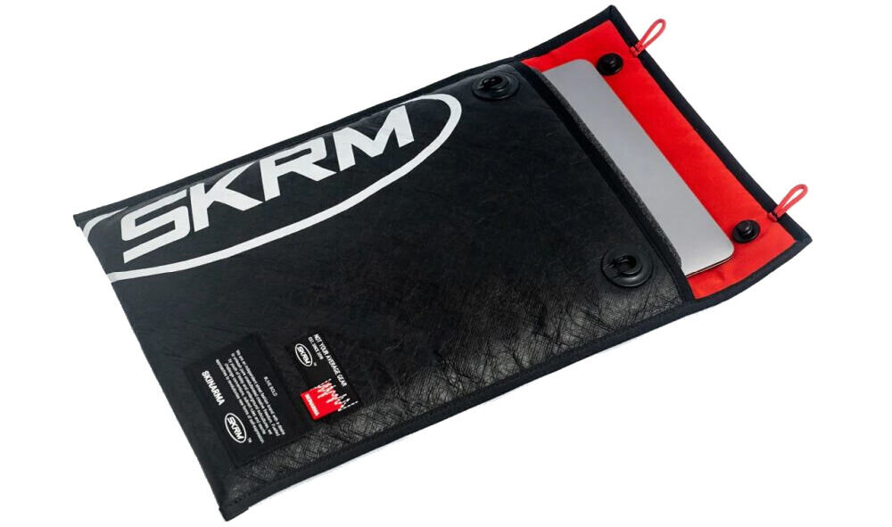 Torba na laptopa SKINARMA Comet 14 cali Czarny prezentacja torby na białym tle wodoodporny trwałość materiał DuPont™ Tyvek® odporny na rozdarcia wodę zabrudzenia papierowa faktura odblaskowe wykończenie