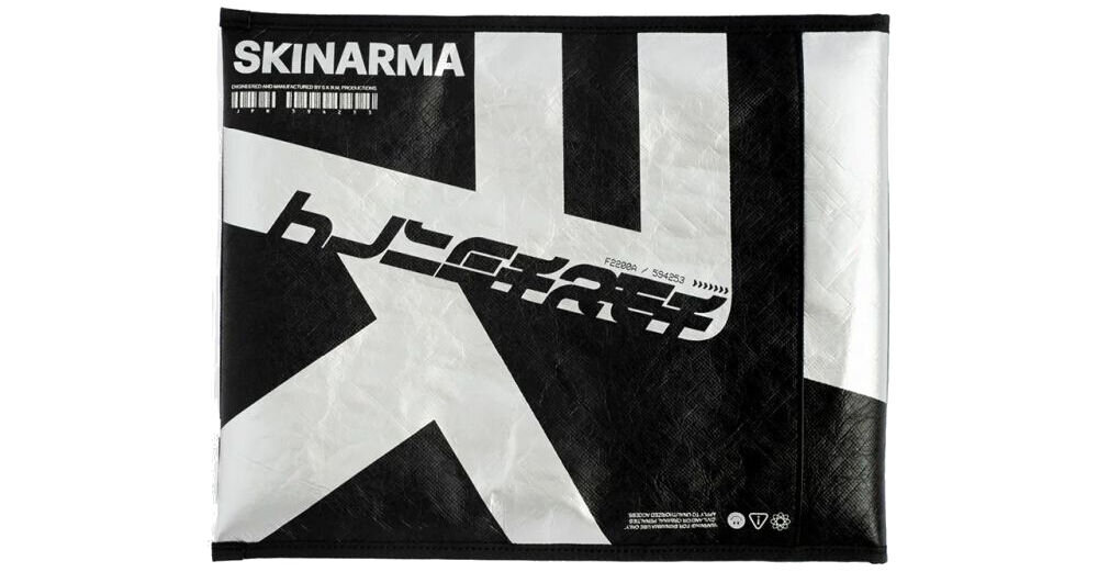 Torba na laptopa SKINARMA Comet 14 cali Czarny prezentacja torby na białym tle magnetyczne zamknięcie kopertowe bezpieczne zamykanie otwieranie magnesy neodymowe ochrona podróż