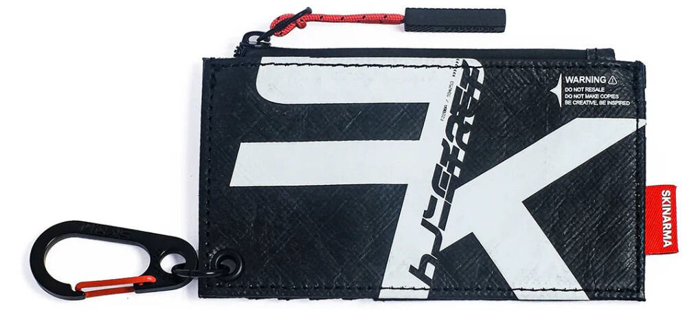 Torebka na telefon SKINARMA Comet Czarny prezentacja torebki na białym tle wodoodporny materiał DuPont Tyvek z odblaskową fakturą odporność na rozdarcia