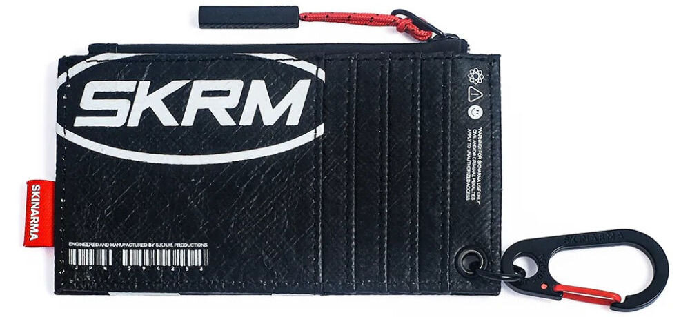 Torebka na telefon SKINARMA Comet Czarny prezentacja torebki na białym tle kieszenie wodoodporny materiał rzeczy są bezpieczne solidne karabińczyki