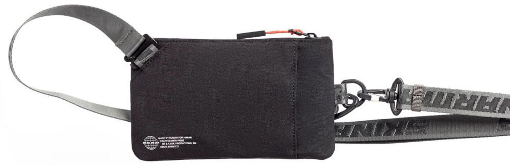 Torebka na telefon SKINARMA Fardel Czarny prezentacja torebki na białym tle torebka z odpinanymi paskami komfort