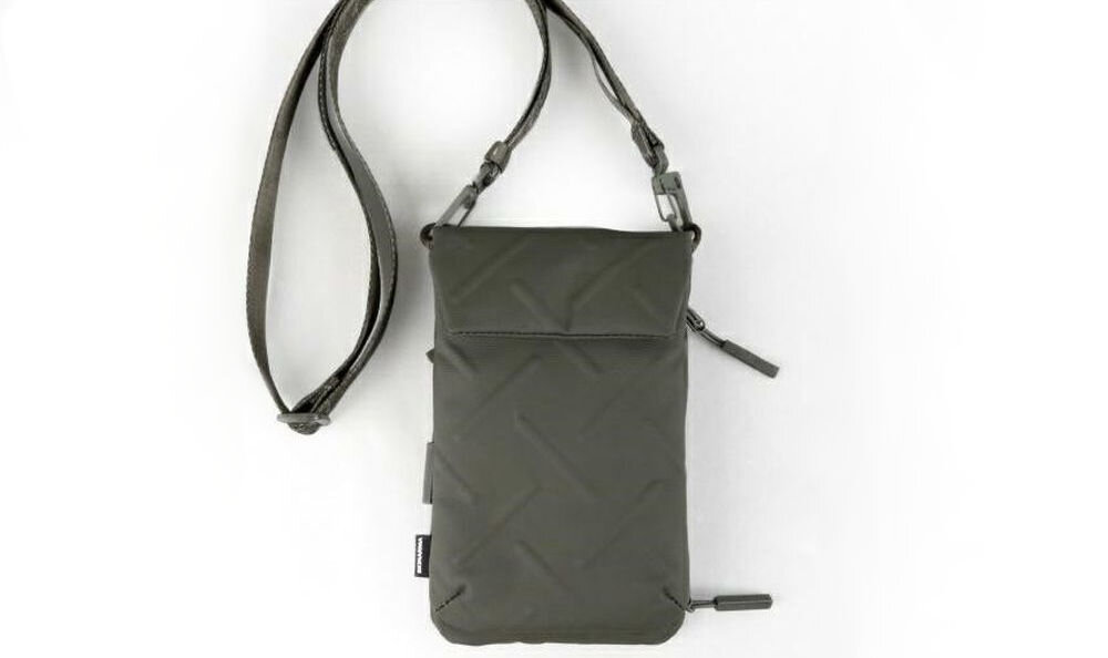 Torebka na telefon SKINARMA Juno Oliwkowy prezentacja leżącej torebki na jasnym tle połączenie stylu i technologii singapurska marka