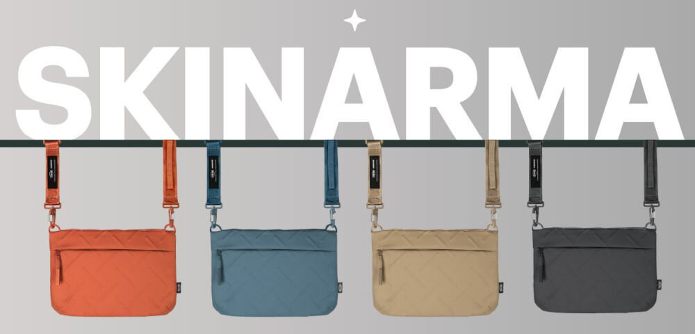 Torebka Crossbody SKINARMA Juno Khaki prezentacja torebek w różnych wersjach kolorystycznych na szarym tle na górze napis z marką
