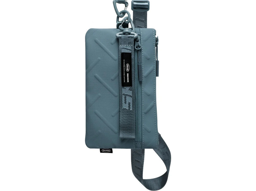 Torebka na telefon SKINARMA Juno Niebieski prezentacja torebki na białym tle połączenie stylu i technologii singapurska marka