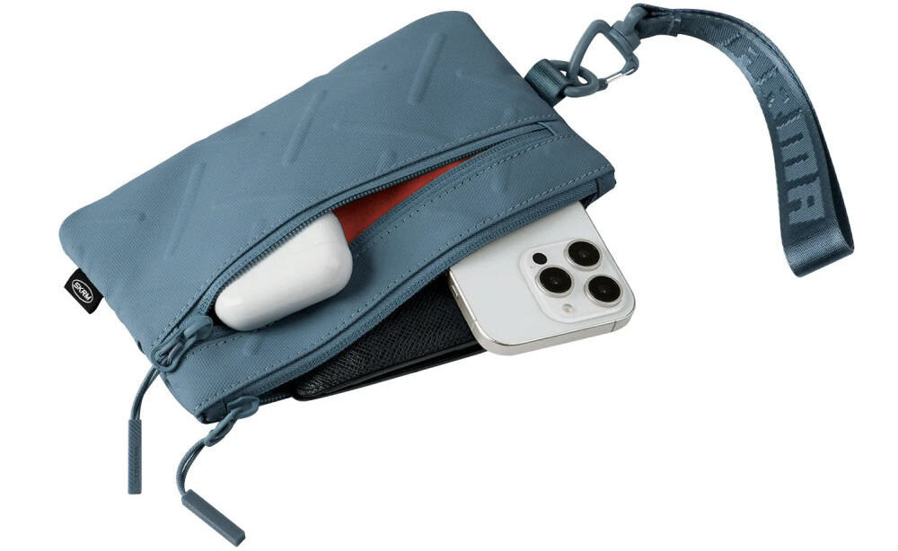 Torebka na telefon SKINARMA Juno Niebieski prezentacja otwartej torebki na białym tle wygoda organizacja kieszenie kieszeń na suwak dwa paski w zestawie praktyczny karabińczyk