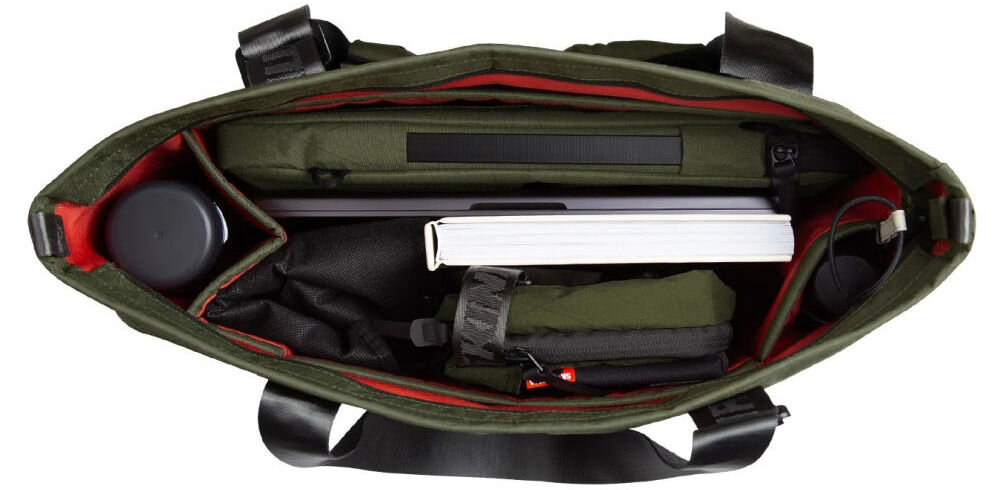 Torba SKINARMA Jager Oliwkowy prezentacja wnętrza torby na białym tle wnętrze z kieszeniami i przegrodą na laptopa zewnętrzne kieszenie magnetyczne zamknięcie pętle montażowe trolley sleeve miękka podszewka osłona uchwytu komfort noszenia